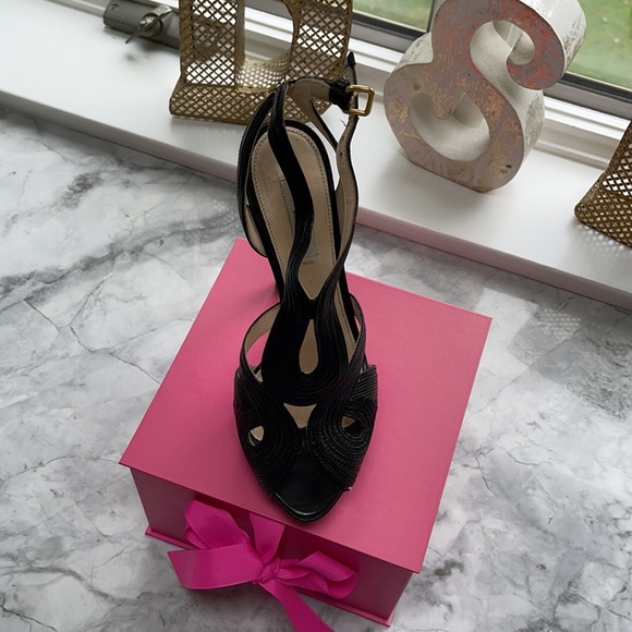 Beautiful pair of Prada high heels - Picture 2 of 4